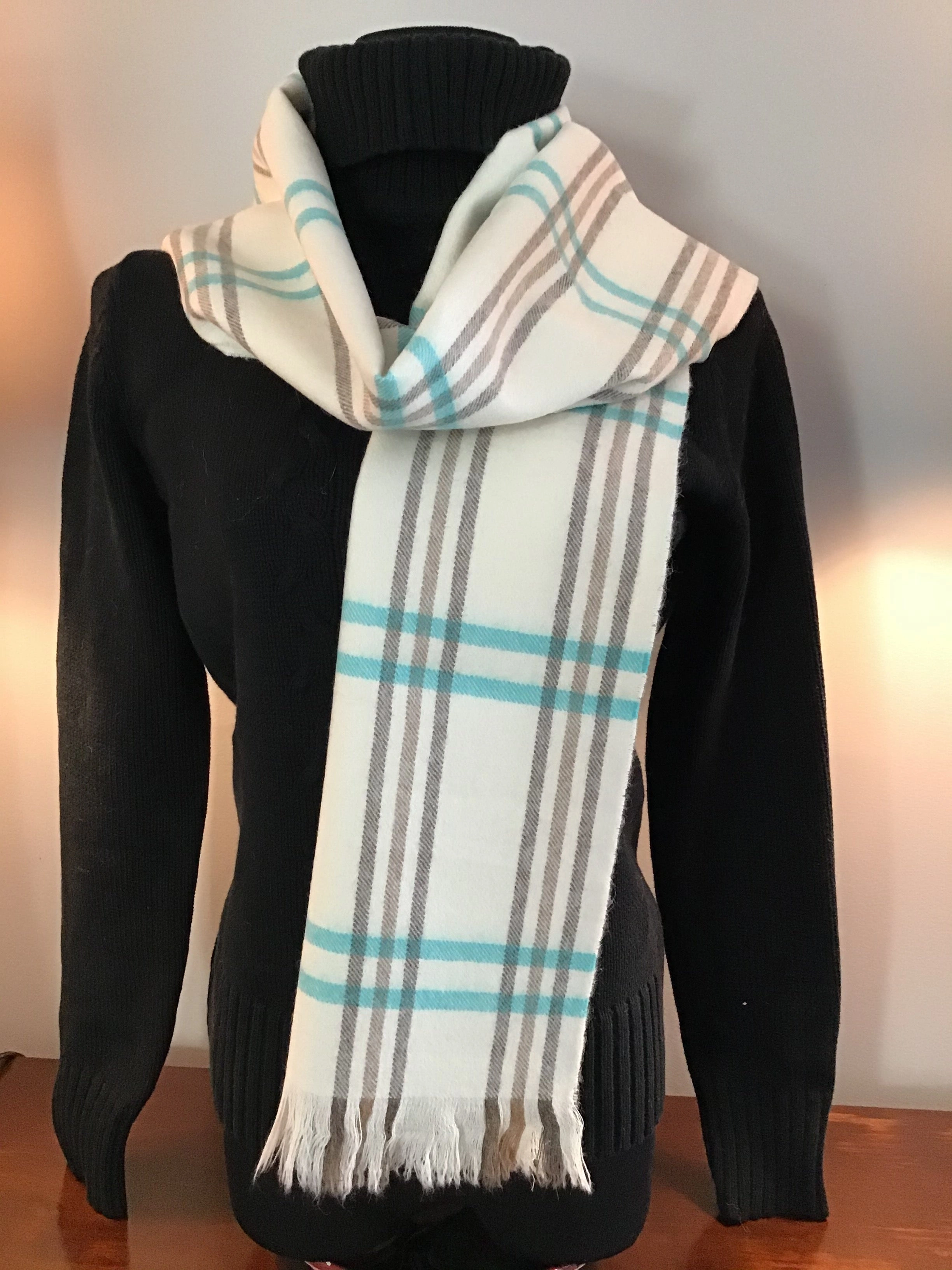 Cozy Clouds: Luxurious Alpaca Scarf, Pure Softness. Feel the Warmth.