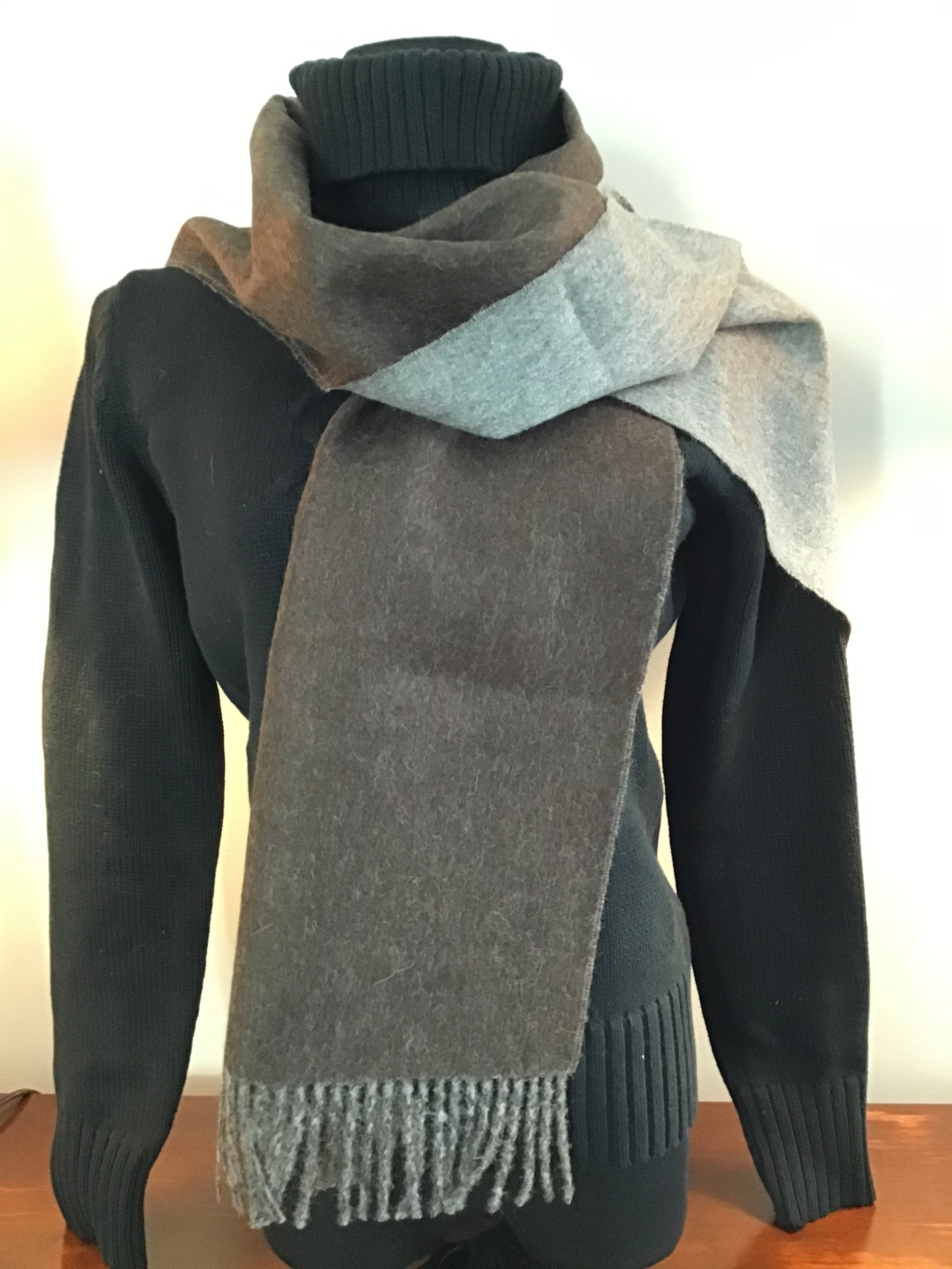 Cozy Alpaca Wrap: Double-Faced Luxury for Chilly Days. Super Soft & Stylish.