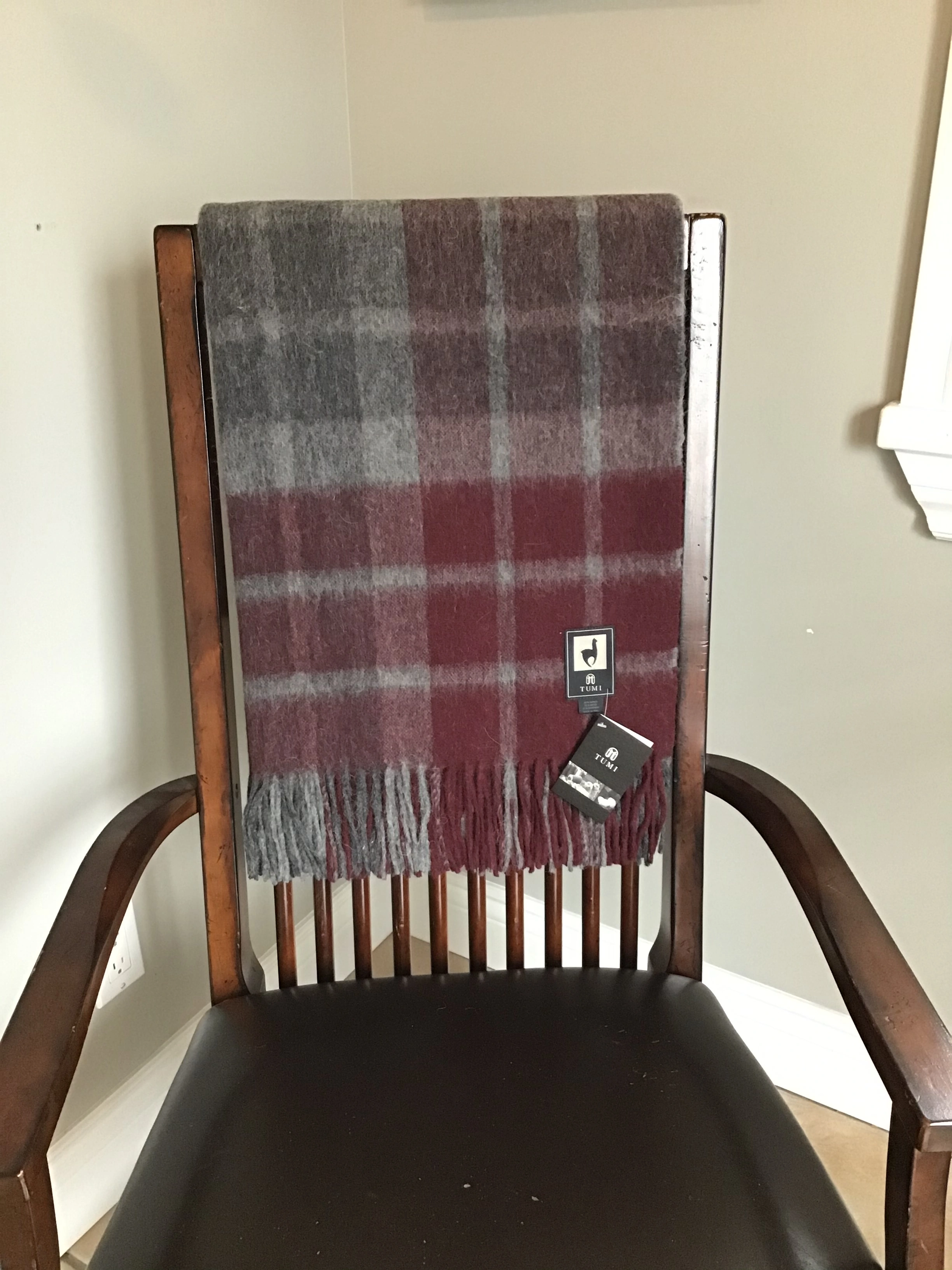 Cozy Alpaca Comfort Throw: Wrap Yourself in Luxurious Warmth & Softness.