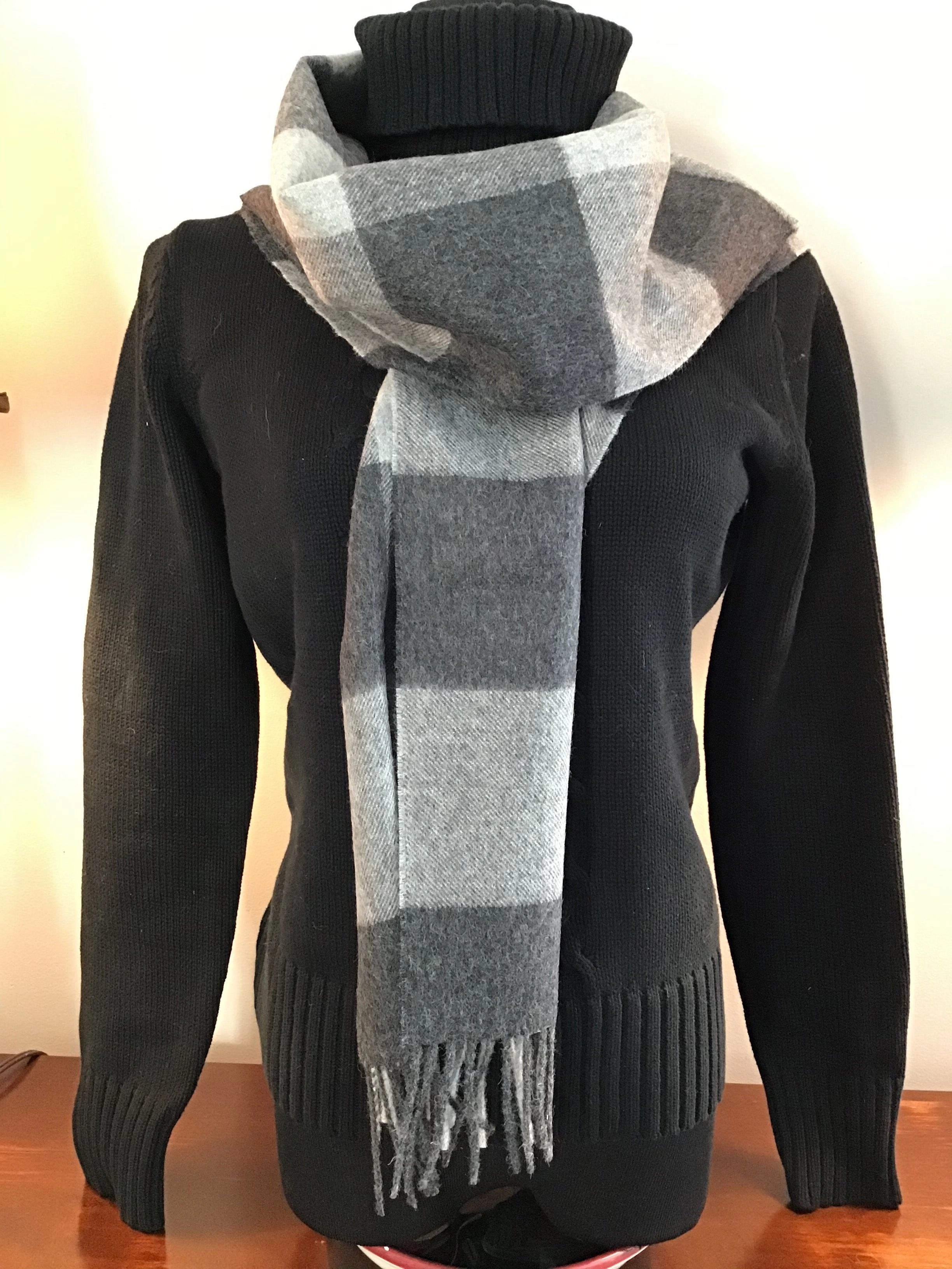 Cozy Cloud: 100% Alpaca Scarf for Unmatched Softness & Style.
